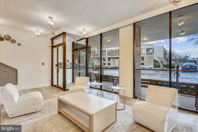 Building Photo - 4 Monroe St