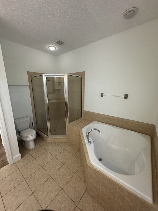 Building Photo - "Spacious 3-Bed Townhouse Retreat in Tampa's Heart - Modern Comforts Await!"