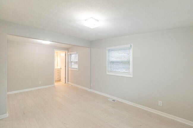 Building Photo - Gorgeous fully updated 3 bed 3 bath near KU Campus!