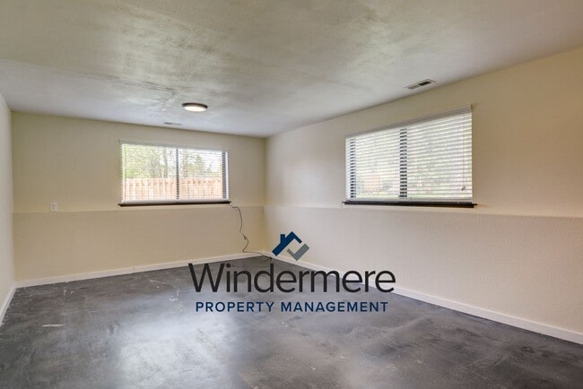 Building Photo - 3-bedroom, 2.5-bathroom With Private Beach Access