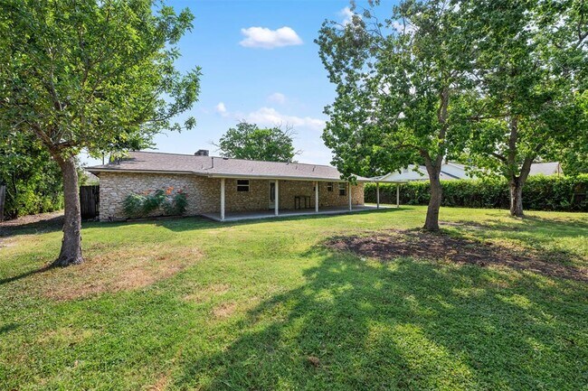 Building Photo - 2506 Oak Ln