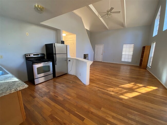 Building Photo - 24501 Pine Oaks Ct