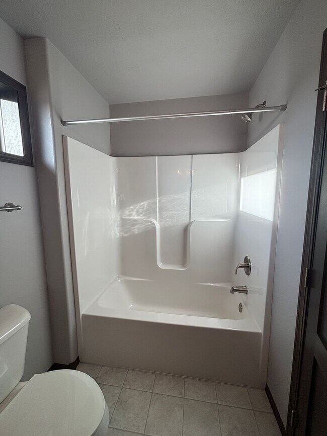 Building Photo - Spacious 3-Bedroom Home