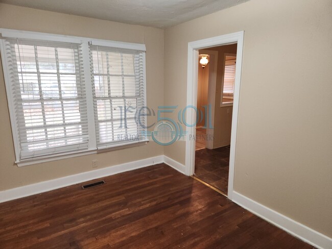 Building Photo - Great Find in Hillcrest! 2BR & 1 BA