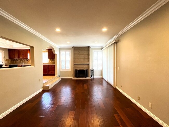 Building Photo - 4 bed, 3 bath located in Anaheim!