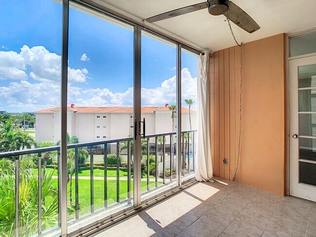 Building Photo - 7400 Sun Island Dr S