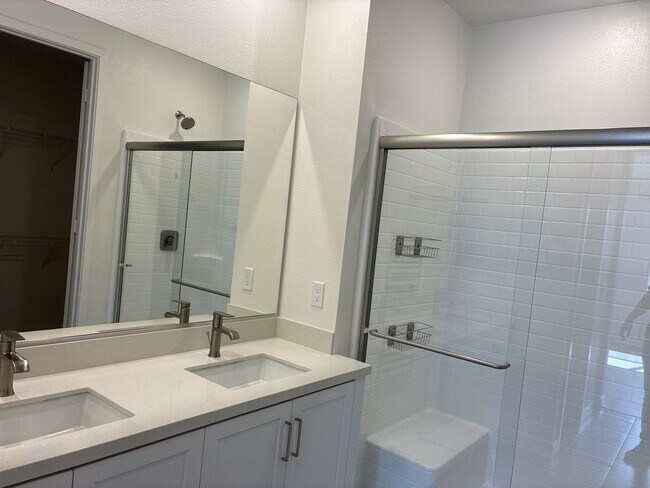 Building Photo - Modern 3-story townhouse in Ontario-MOVE-IN SPECIAL $2595 FOR FIRST 3 MONTHS!