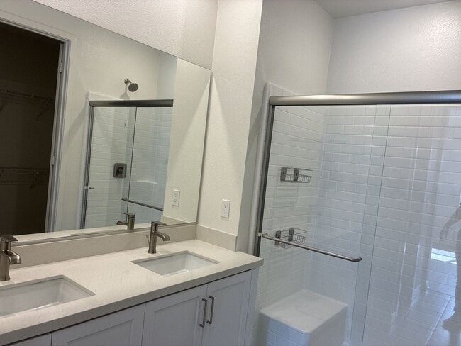 Building Photo - Modern 3-story townhouse in Ontario