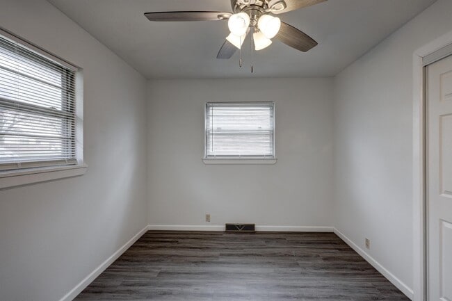 Building Photo - 2716 S Vermont Ave.