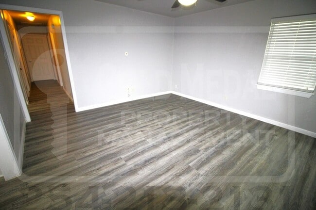 Building Photo - 205 E Vardeman Ave