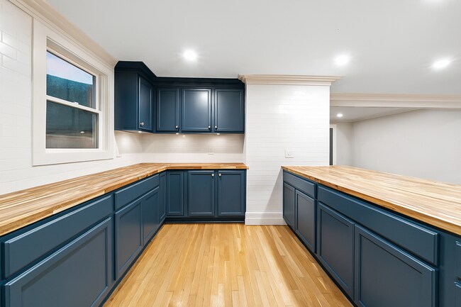 Building Photo - Charming Downtown Home!