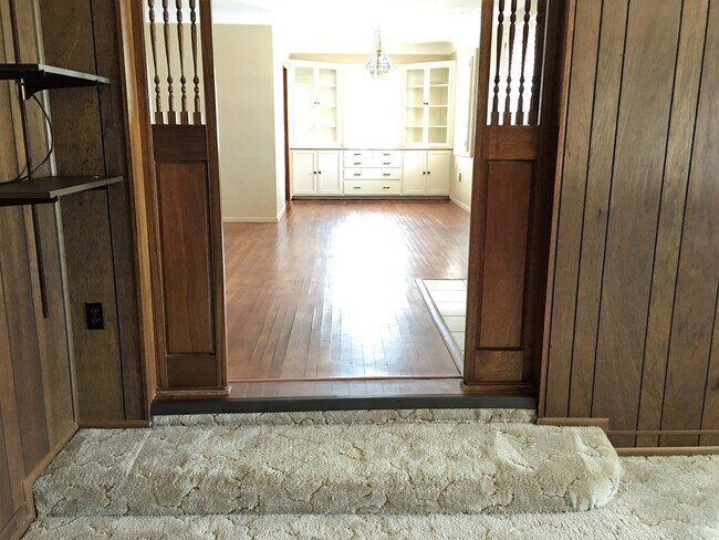 Building Photo - 2 Bed 1.5 Bath | Single Story | Nob Hill L...