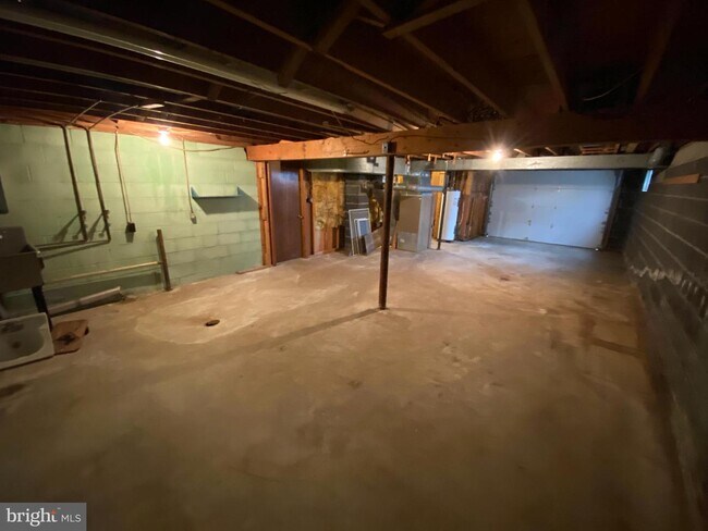Building Photo - 219 Bells Hill Rd