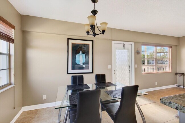 Building Photo - 33 Fanshaw A