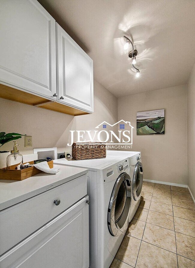 Building Photo - Top-floor 2-level condo with brand-new kit...