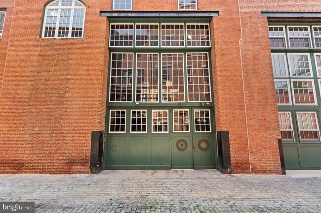 Building Photo - 130-36 N Bread St