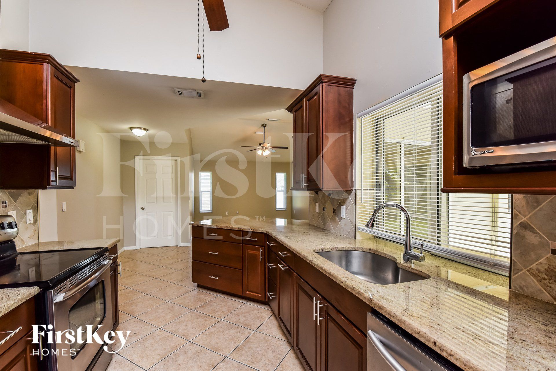 Building Photo - 633 SW 9th Ave