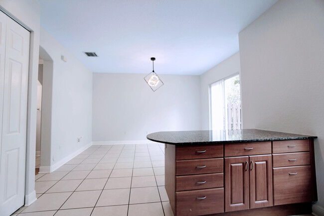 Building Photo - 6890 Julia Gardens Dr