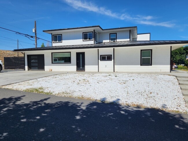 Building Photo - Modern Style and Luxury Amenities in Ephra...
