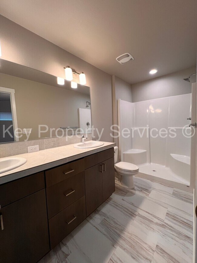 Building Photo - Spacious Townhome in Central Vancouver Location!