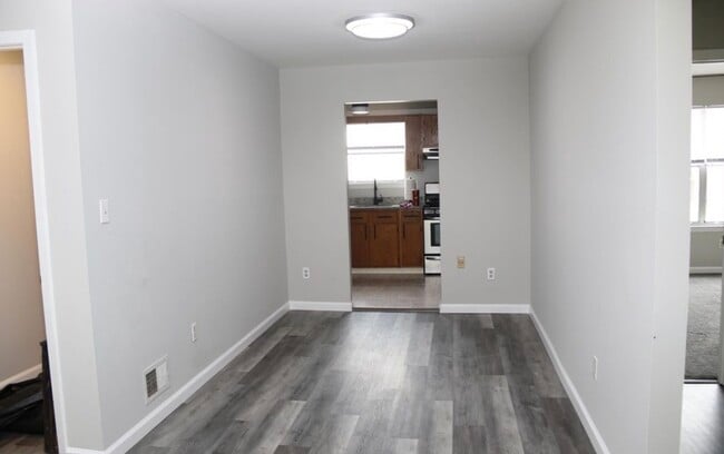 Building Photo - 204 Sandstone Ct