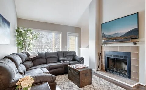 Building Photo - Chic Urban Living: Spacious 2-Bed Townhouse with Fireplace & Hardwood Floors on Kenwood Isles Drive!