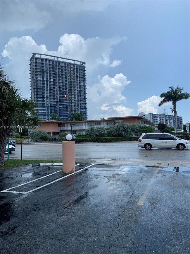 Building Photo - 2200 E Hallandale Beach Blvd