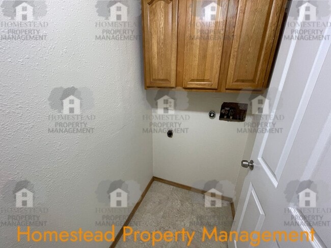 Building Photo - Explore the potential of this beautiful home!