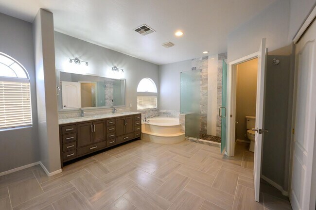 Building Photo - 2521 W Tumbleweed Dr