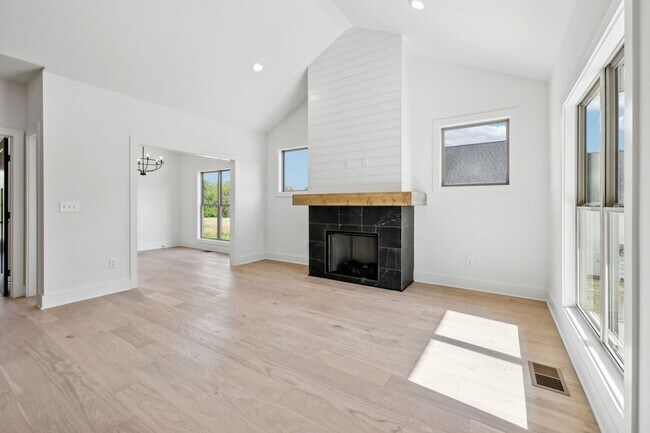 Building Photo - 827 Oconnor St