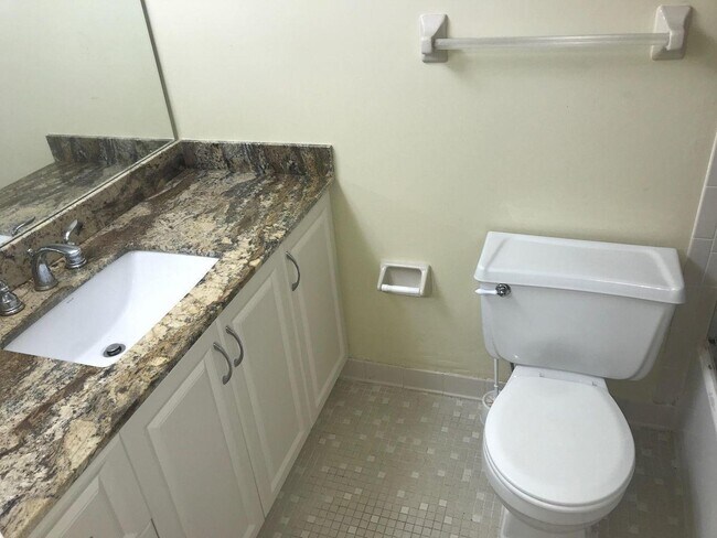 Building Photo - 733 SE 1st Way