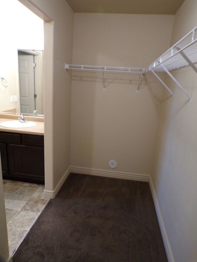 Building Photo - Great 3 Bed 2 Bath Sandy Condo!!