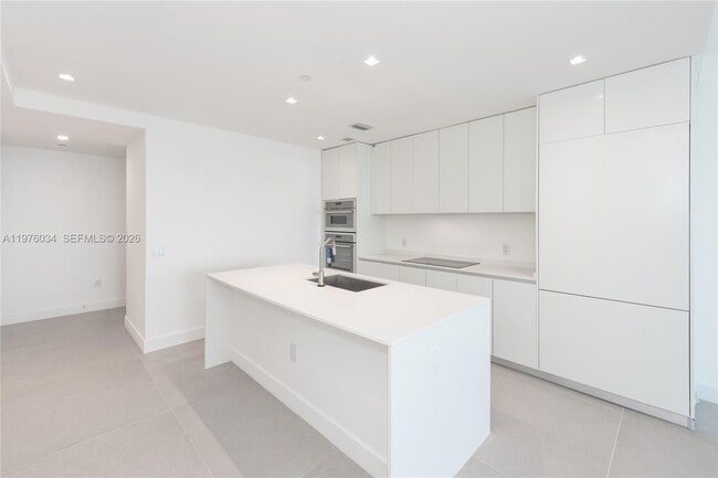 Building Photo - 700 NE 24th St