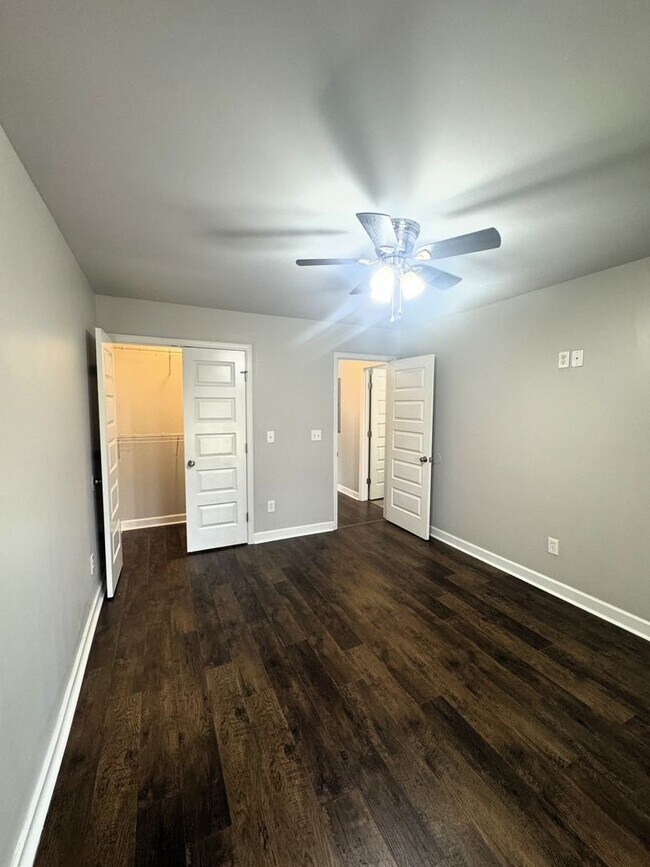 Building Photo - 127 Hedge Ln