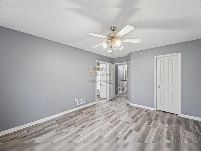 Building Photo - "Charming Lenexa Townhouse: Spacious 2-Bed Retreat with Finished Basement & Gleaming Hardwood Flo...