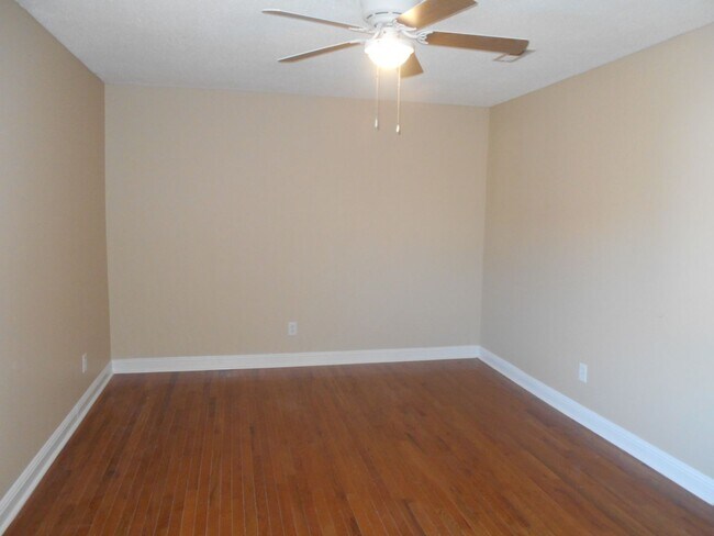 Building Photo - 2 bedroom townhome blocks from the beach.