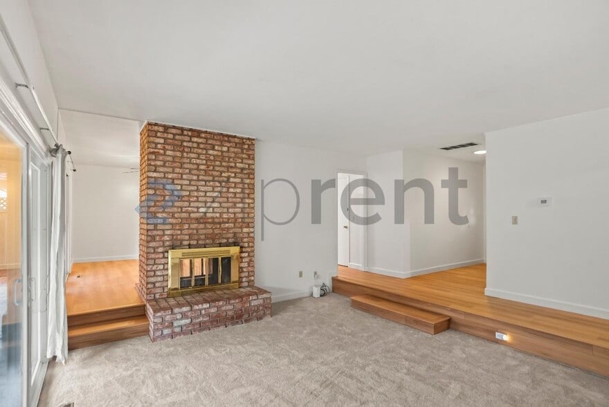 Building Photo - 5063 Maitland Dr