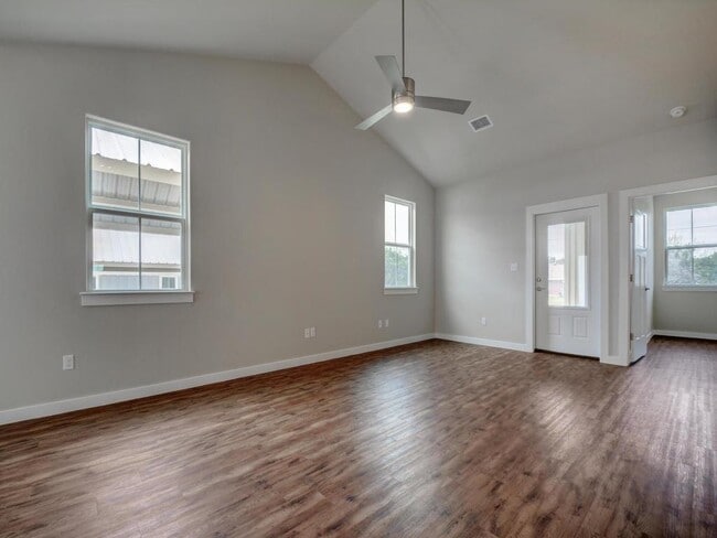 Building Photo - 240 Rose Dr