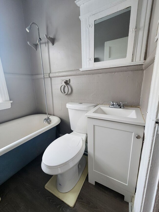 Building Photo - 4 Bedroom Single Family Home!