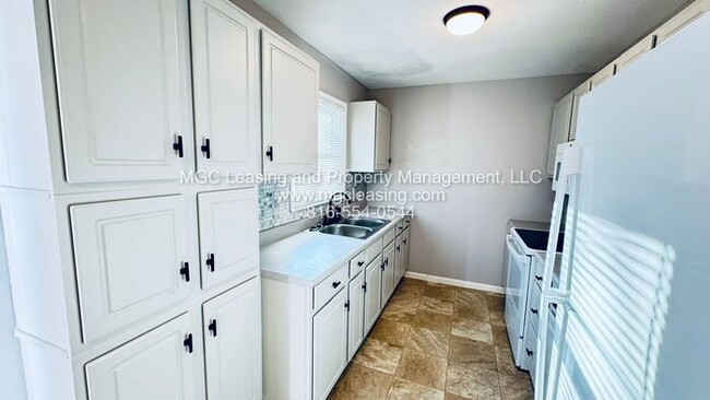 Building Photo - Single-Family Home with Large Yard in Lee's Summit, MO. **Move-In Special Bonus**