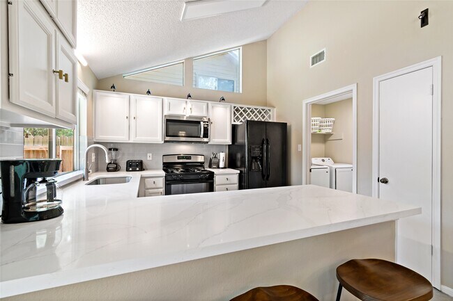 Building Photo - 9 Brentwood Oaks Ct