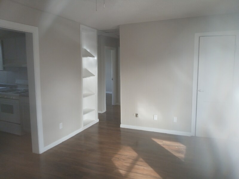 Building Photo - 106 S Davis St