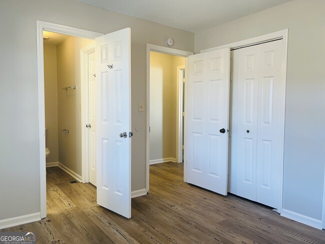 Building Photo - 17 Curran Ave