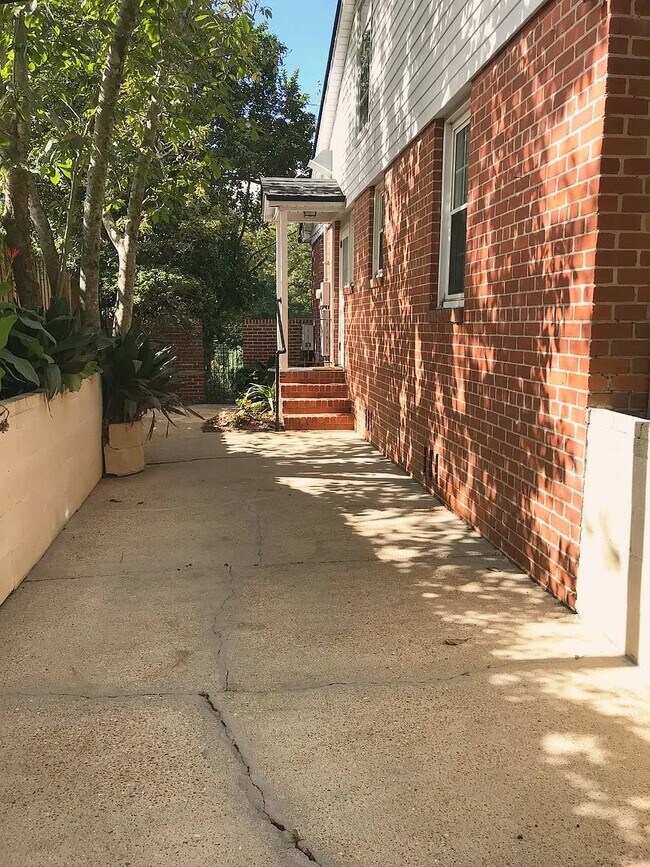 Building Photo - 611 Gunter St