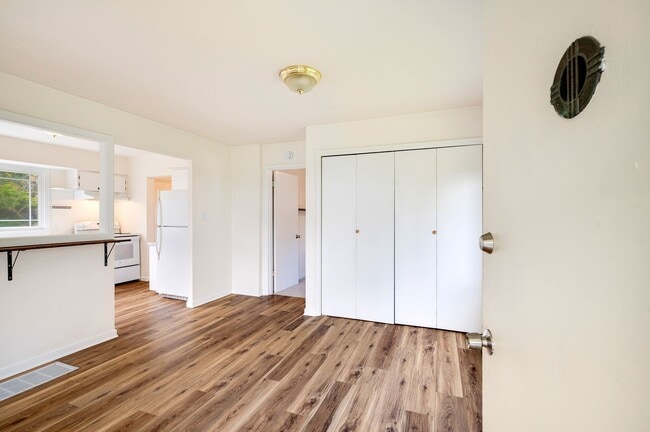 Building Photo - Charming 5 bedroom house with yard!! Close...