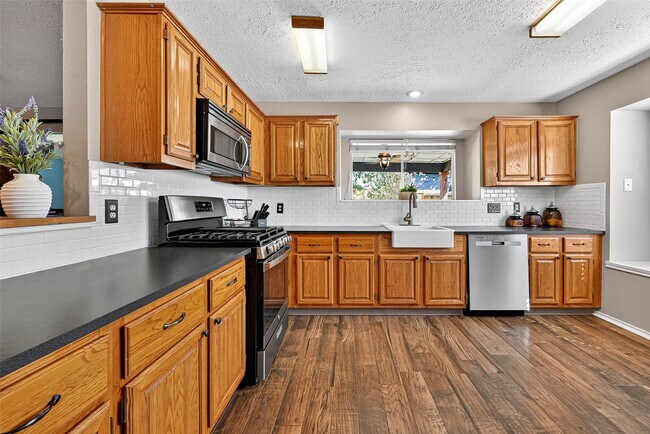 Building Photo - 930 Holly Hall Dr