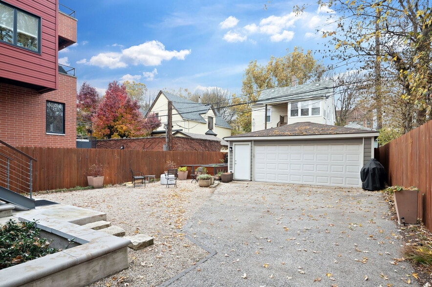 Building Photo - 1252 W Carmen Ave