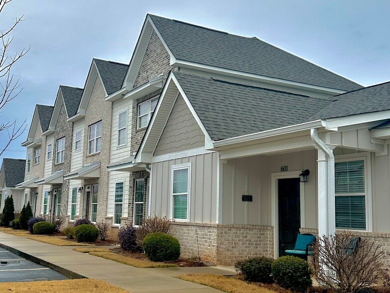 Building Photo - 3855 Academy Dr