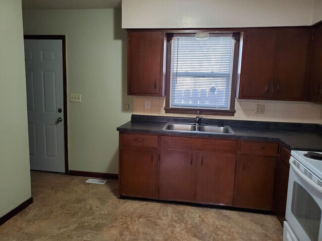 Building Photo - 1616 Santa Fe S