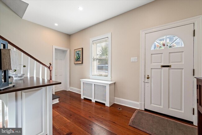 Building Photo - 320 S Loudoun St